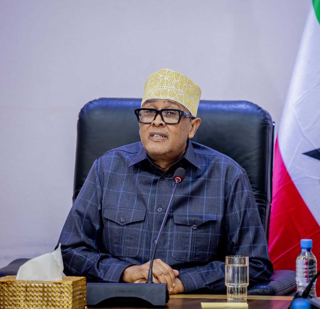 Madaxweyne Cirro oo la kulmay Agaasimeyaasha Guud.jpg